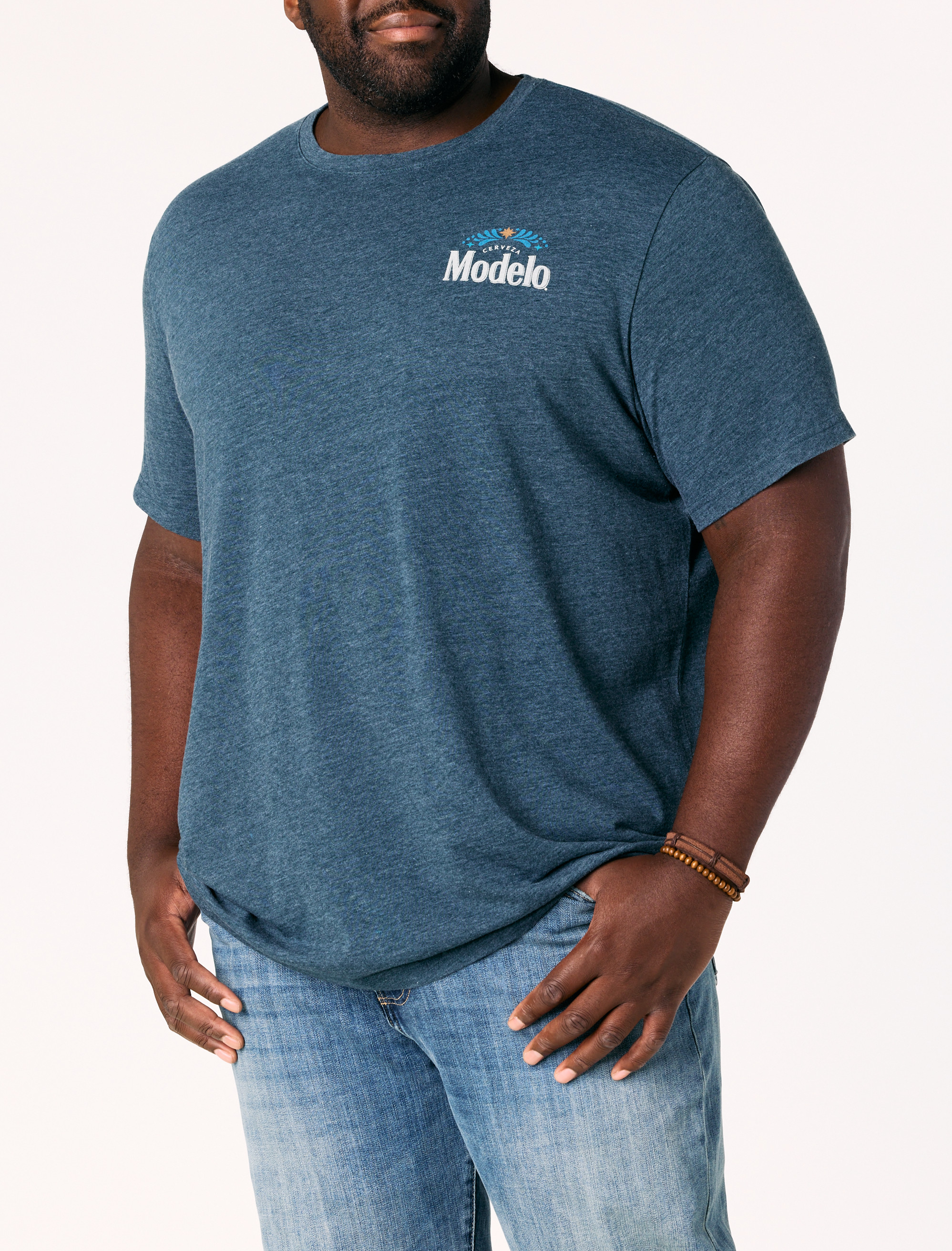 Modelo Graphic Tee