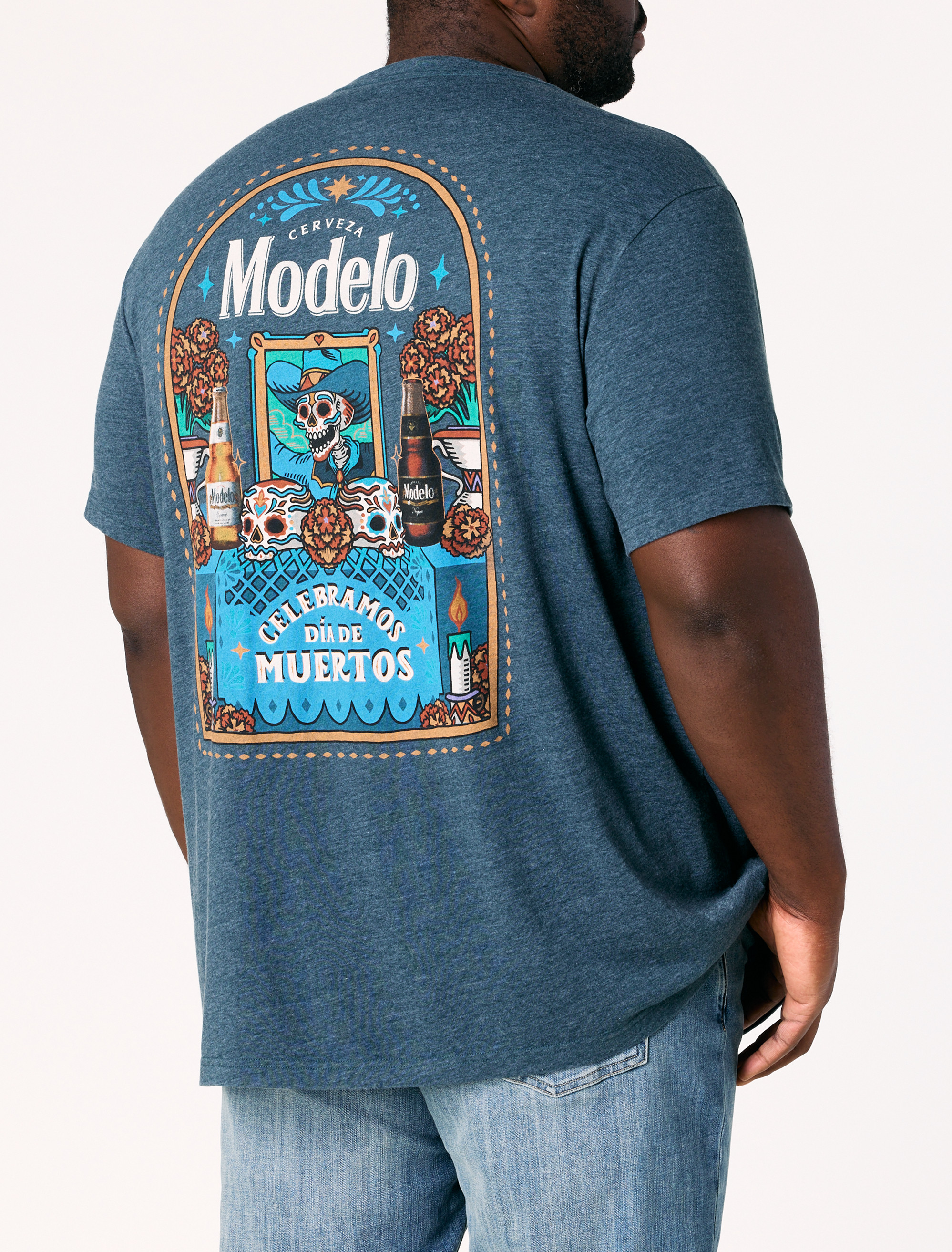 Modelo Graphic Tee